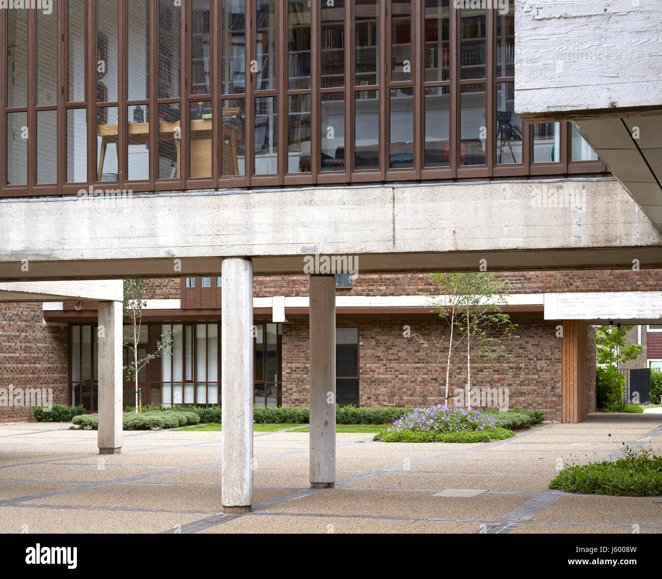Vista esterna all'interno del cortile. Baylis vecchia scuola, Londra, Regno Unito. Architetto: Conran e partner, 1960. Foto Stock