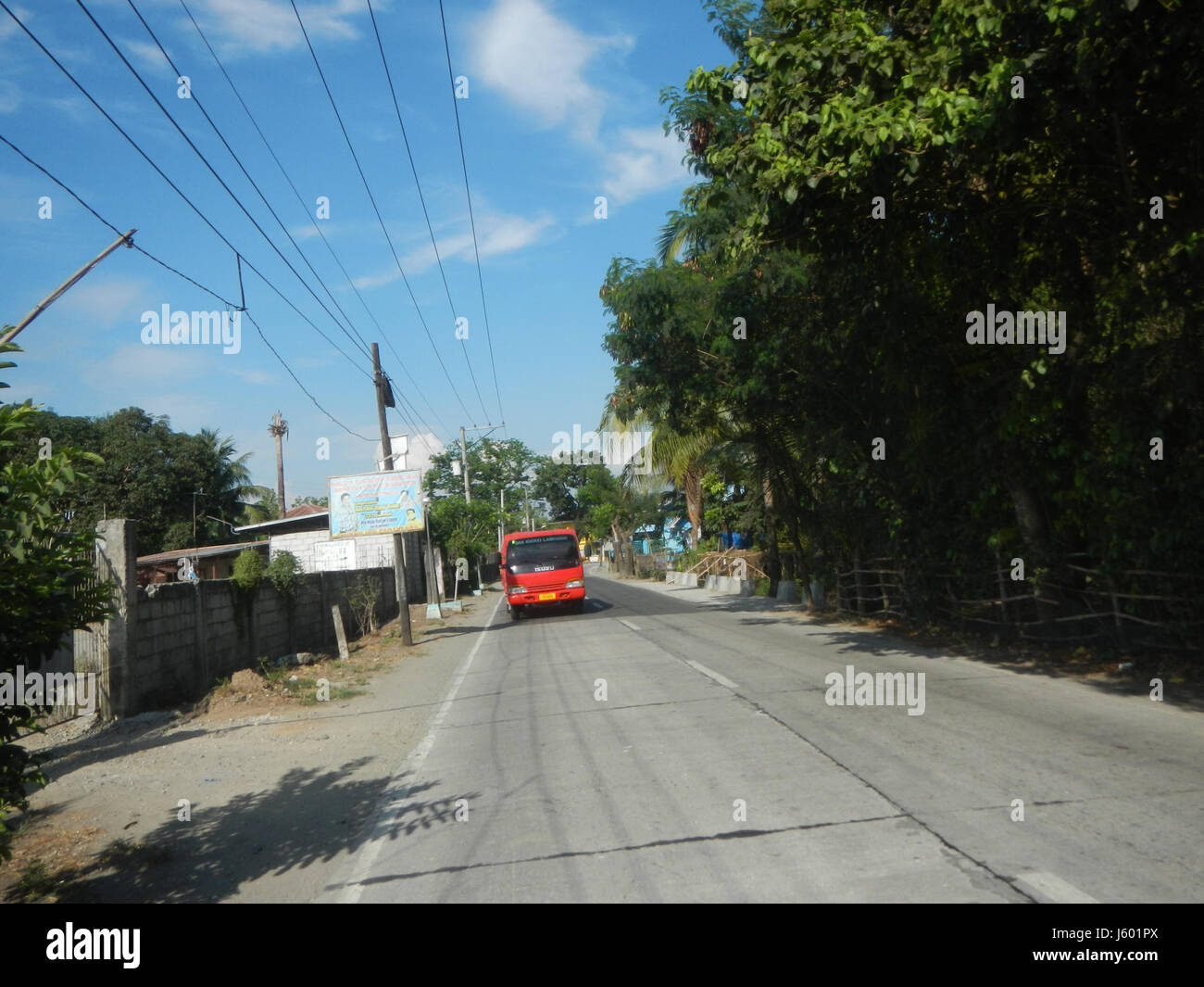 La riabilitazione delle strade di Candaba e San Luis, Pampanga, fa parte dello sviluppo delle infrastrutture della regione, migliorando i trasporti e l'accessibilità. Foto Stock