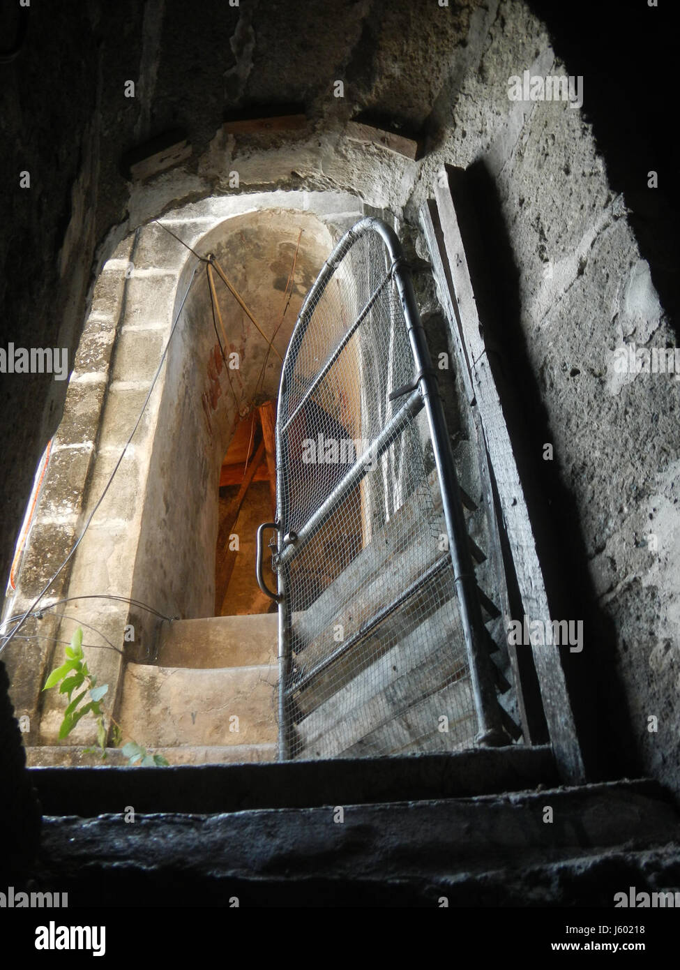 Fotografia delle torri e delle campane della chiesa di Sant'Aloysius Gonzaga a San Luis, Pampanga, Filippine, che cattura le caratteristiche architettoniche e il significato religioso. Foto Stock
