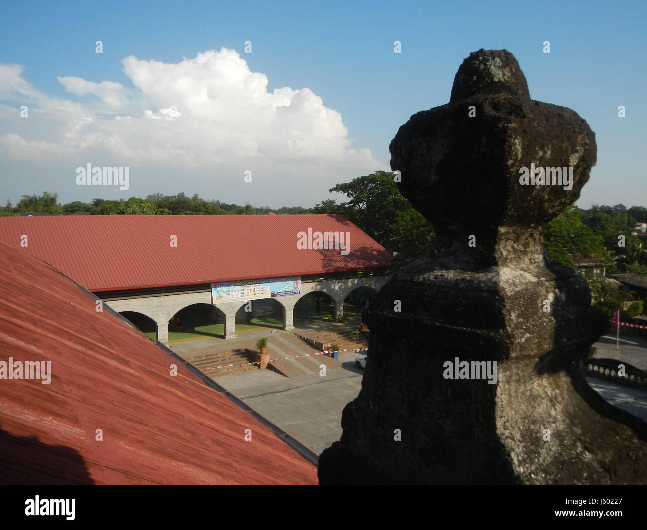 Le torri e le campane della chiesa di Sant'Aloysius Gonzaga a San Luis, Pampanga, fungono da punti di riferimento significativi, noti per il loro valore storico e architettonico nella regione. Foto Stock