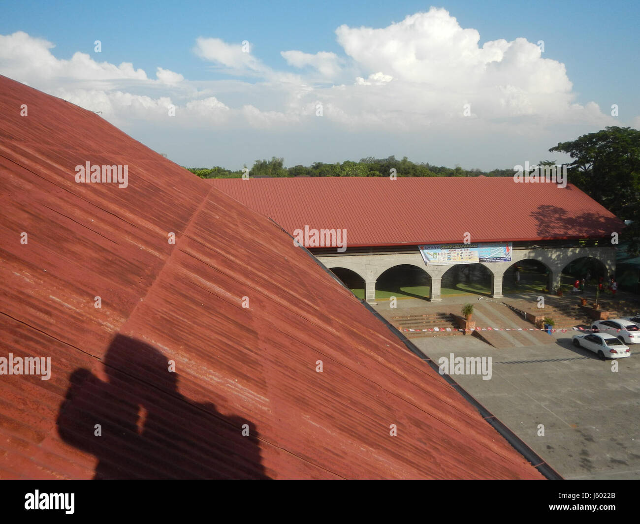Una fotografia delle torri e delle campane della chiesa di Sant'Aloysius Gonzaga a San Luis, Pampanga, che mostra le sue caratteristiche architettoniche e il suo significato religioso. Foto Stock