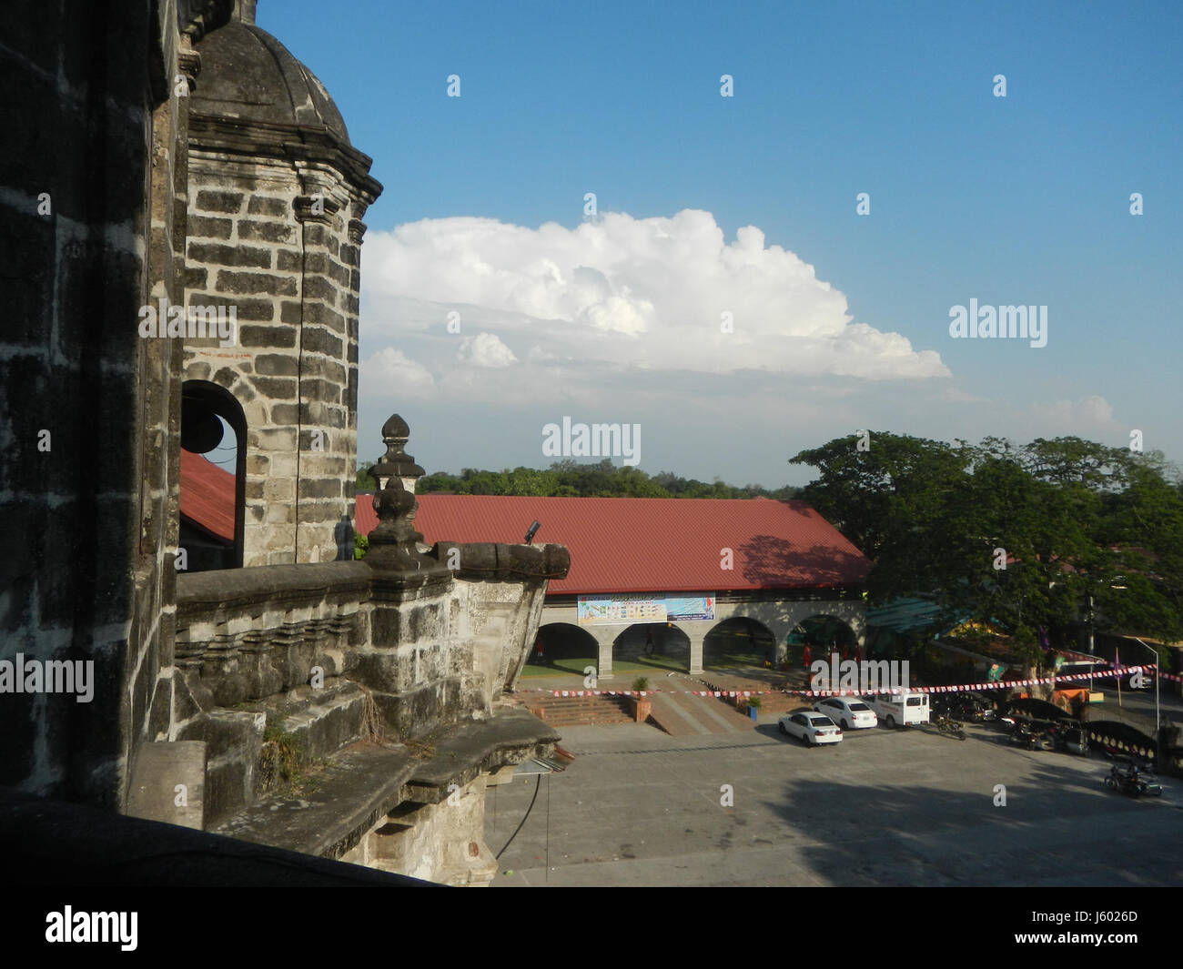 Questa immagine si riferisce alle torri e alle campane della chiesa di Sant'Aloysius Gonzaga a San Luis, Pampanga. La chiesa presenta un importante campanile ed è conosciuta per il suo significato storico e architettonico nella regione. Foto Stock