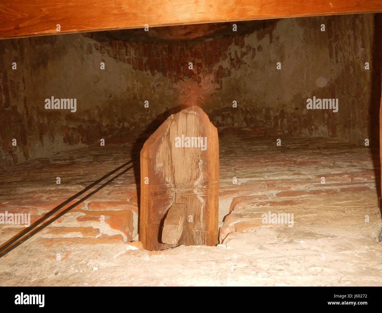 Un riferimento storico alle Torri e campane della chiesa di Sant'Aloysius Gonzaga a San Luis, Pampanga, Filippine, che mostra caratteristiche architettoniche e significato religioso. Foto Stock