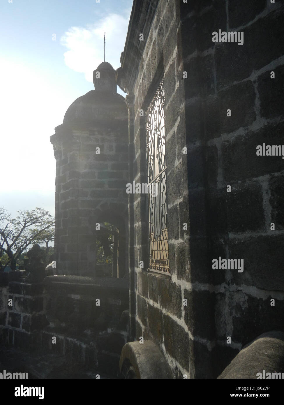 Una descrizione delle torri e delle campane della chiesa di Sant'Aloysius Gonzaga a San Luis, Pampanga, evidenziando le caratteristiche architettoniche e musicali del progetto della chiesa. Foto Stock