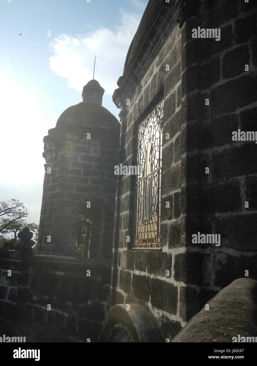 Questo titolo si riferisce alle torri e alle campane della chiesa di Sant'Aloysius Gonzaga, situata a San Luis, Pampanga, che presentano importanti caratteristiche dell'architettura della chiesa e del campanile. Foto Stock