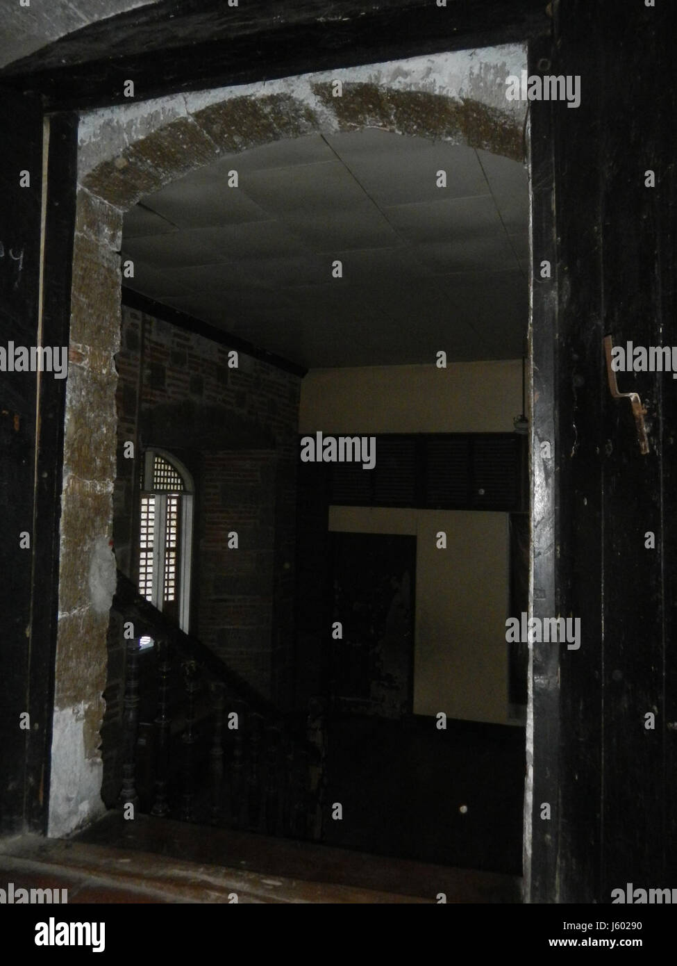 Un'immagine dettagliata delle torri e delle campane della chiesa di Sant'Aloysius Gonzaga a San Luis, Pampanga, che mostra le caratteristiche architettoniche e il significato religioso. Foto Stock