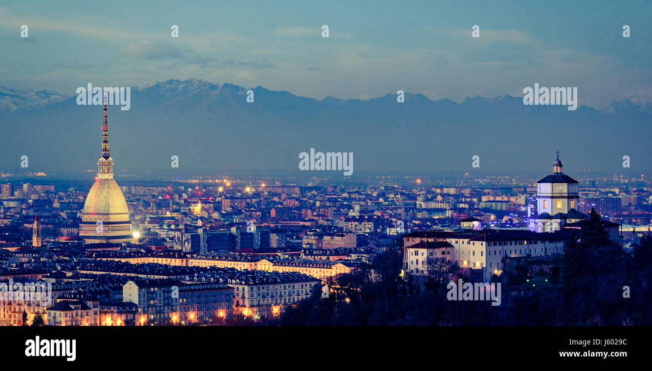Panorama di Torino con la Mole Antonelliana e Monte dei Cappuccini effetto vintage Foto Stock