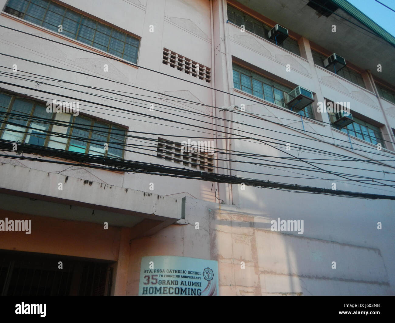 Questa foto raffigura la scuola cattolica Santa Rosa situata a Bagong Ilong, Pasig City. Mette in evidenza il campus della scuola e l'ambiente urbano circostante nelle Filippine. Foto Stock