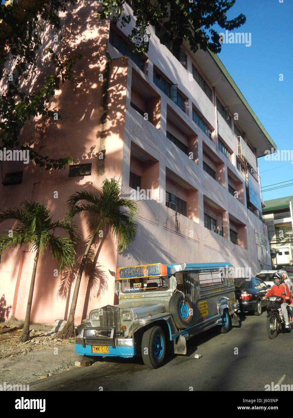 La Santa Rosa Catholic School di Bagong Ilong, Pasig City, è un istituto educativo che combina l'apprendimento accademico con gli insegnamenti cattolici. La scuola fornisce un ambiente di cura per gli studenti della comunità. Foto Stock