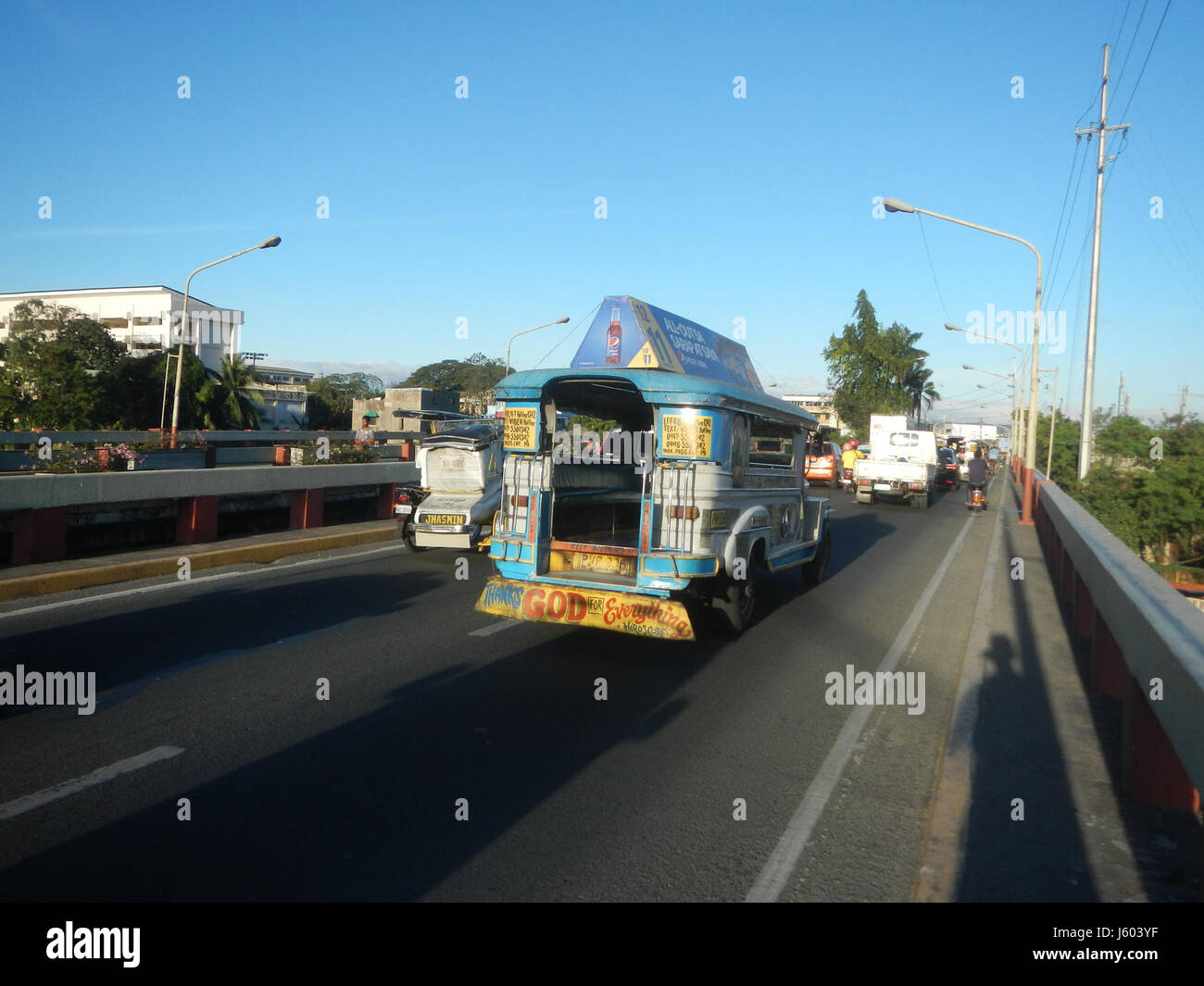 La Torre girevole di Pasig cityâ e il Mega Market sono importanti luoghi di interesse urbano, situati vicino al Ponte di Vargas. L'area è conosciuta per la sua attività commerciale, con il fiume che aggiunge un elemento scenico a questa parte dell'infrastruttura di Pasigâ. Foto Stock