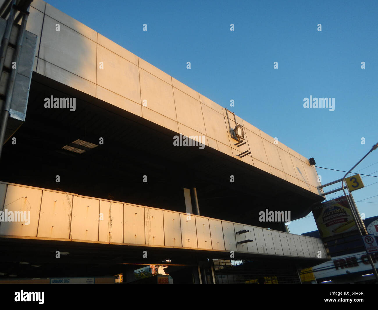 Questo titolo si riferisce a una posizione nella città di Pasig, che presenta il mercato Mega della Torre girevole e il Ponte Vargas vicino al fiume. Evidenzia un importante punto di riferimento e un'area commerciale nella città di Pasig. Foto Stock