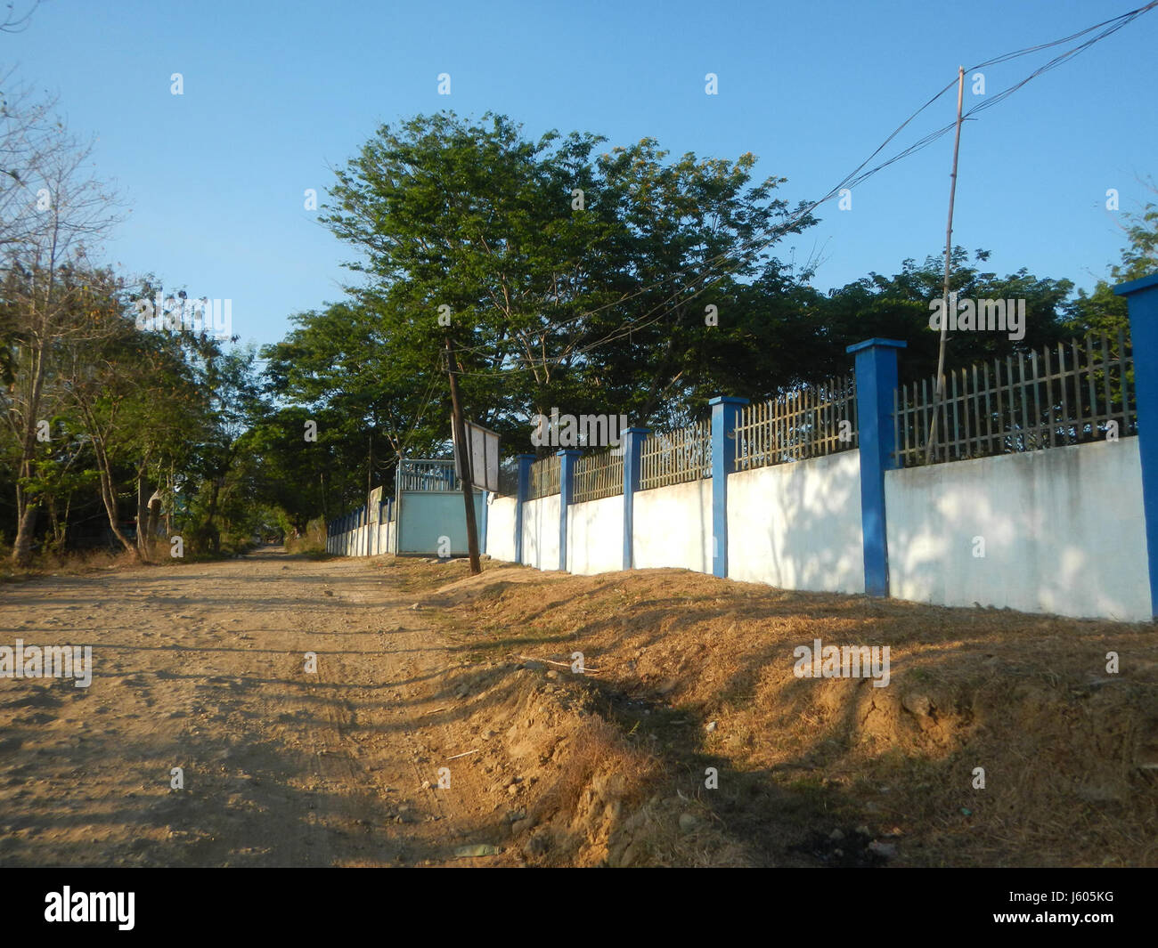 Questa immagine raffigura Pasong Bangkal, situato vicino alla scuola elementare di San Ildefonso a Bulacan, Filippine. La location cattura una tipica scena rurale filippina con un ambiente scolastico, offrendo uno sguardo alla comunità locale e all'ambiente circostante. Foto Stock