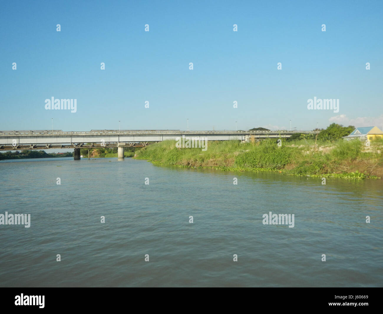 Questo titolo si riferisce ai ponti vecchio e nuovo Sulipan, situati ad Apalit e Calumpit, Bulacan, Pampanga. Questi ponti coprono importanti distretti fluviali della regione e fungono da infrastrutture vitali per il trasporto locale. Foto Stock