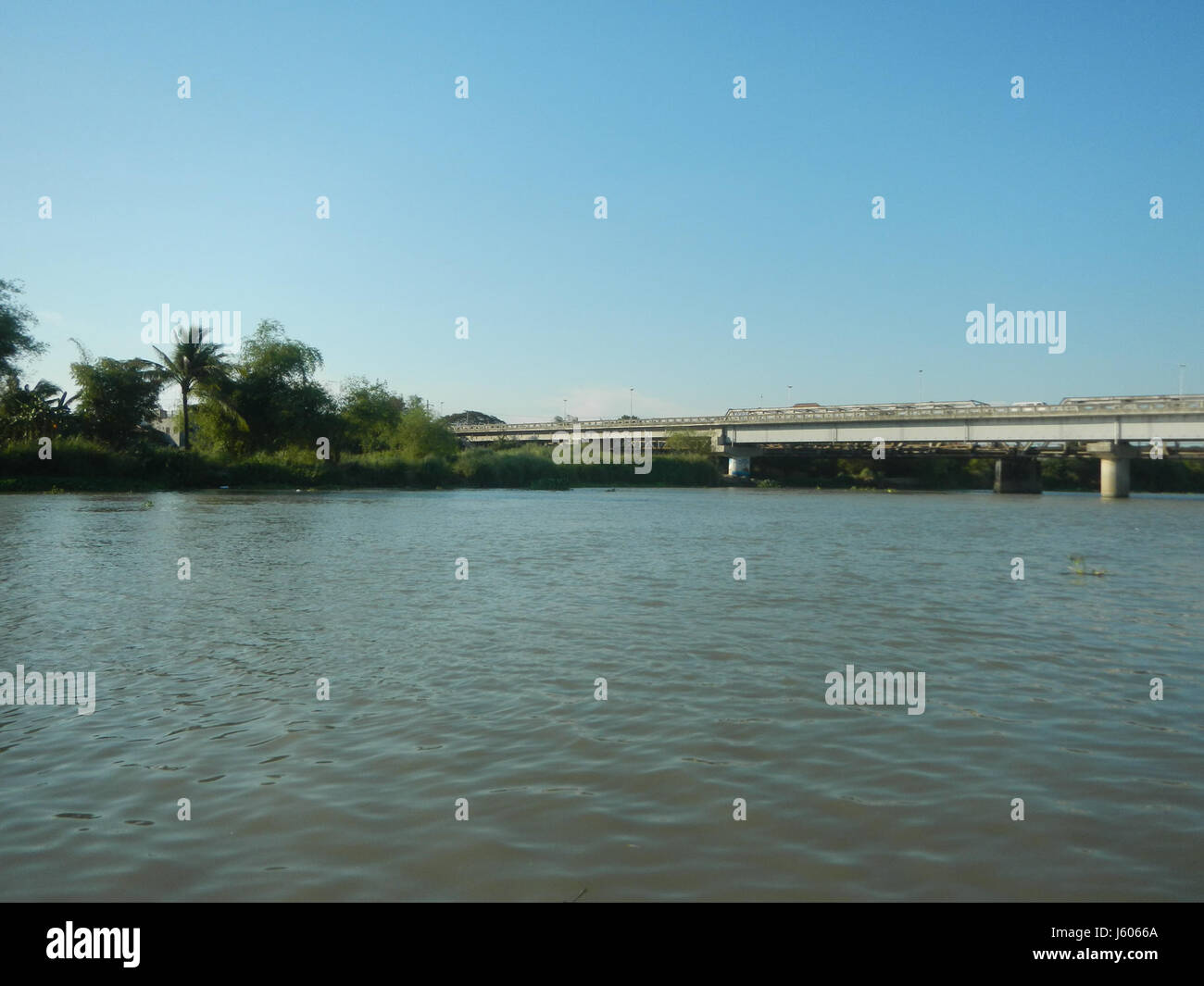 Questa fotografia cattura i ponti vecchio e nuovo Sulipan ad Apalit, Bulacan, situati all'interno dei distretti del fiume Pampanga. Evidenzia l'infrastruttura e la rete di trasporto che supporta la connettività regionale. Foto Stock