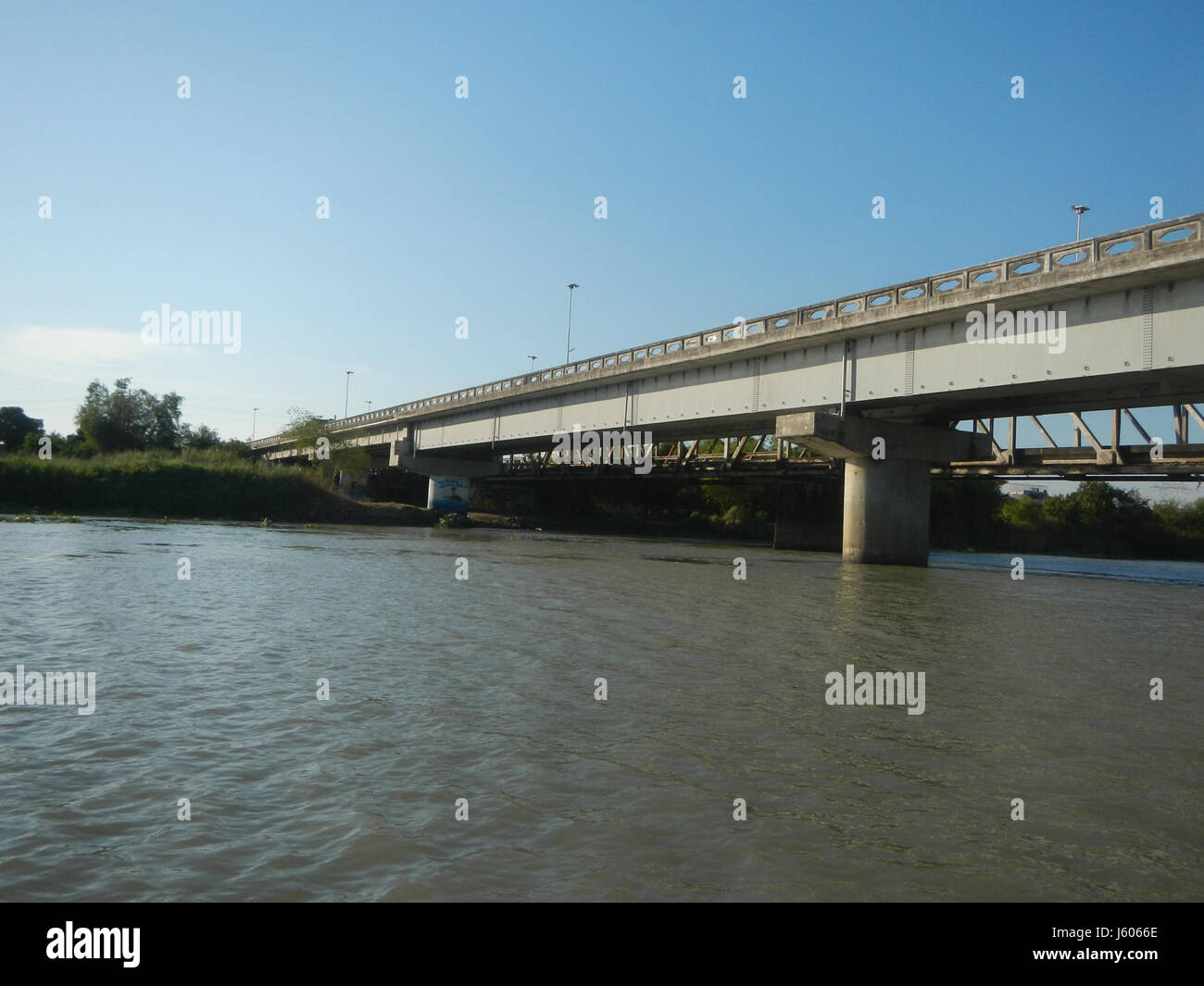 I ponti Old e New Sulipan Apalit a Calumpit, Bulacan, sono collegamenti di trasporto fondamentali sul fiume Pampanga, migliorando la connettività nella regione. Foto Stock