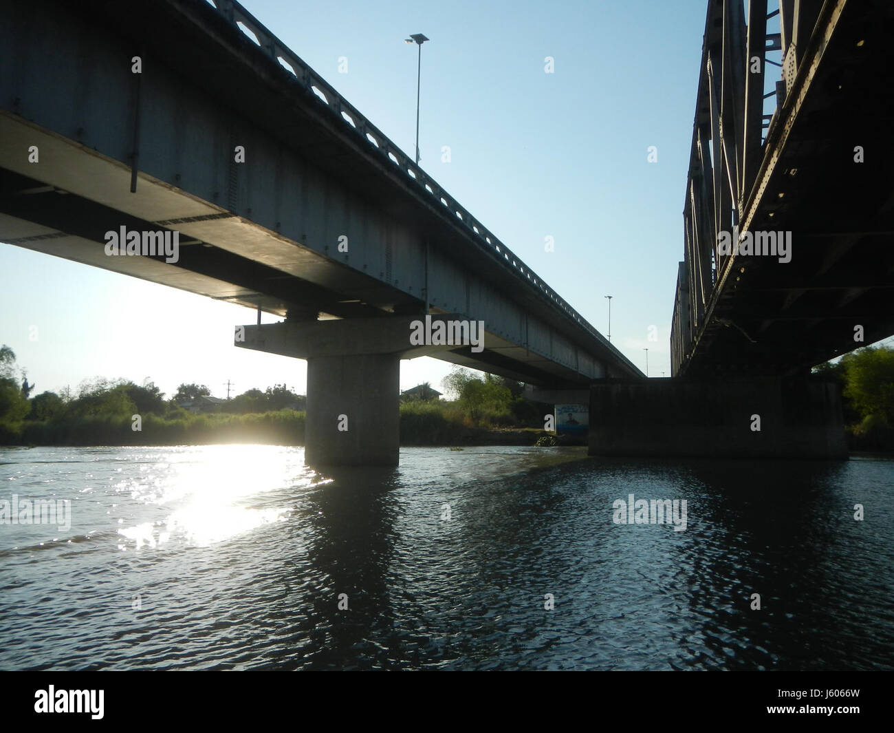 Questa voce si riferisce ai ponti vecchi e nuovi nelle aree di Sulipan e Apalit, situati lungo il fiume Pampanga nelle Filippine. I ponti sono notevoli per il loro significato storico nelle infrastrutture della regione. Foto Stock