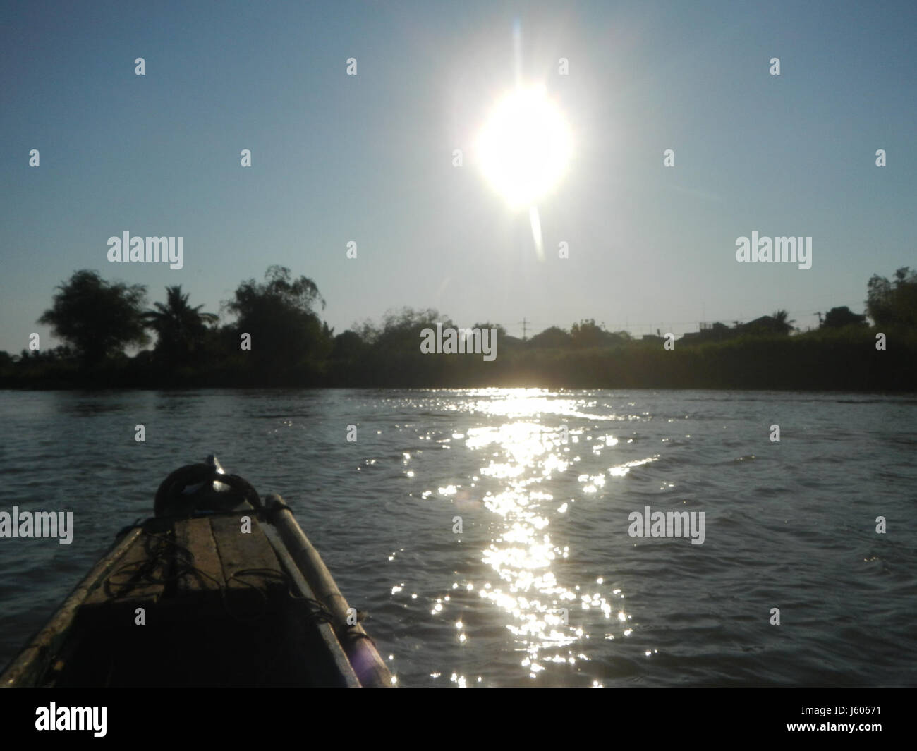 Questa immagine cattura il vecchio e il nuovo ponte di Sulipan ad Apalit, situati nei distretti dei fiumi Calumpit e Pampanga. I ponti fungono da infrastruttura vitale in queste aree, migliorando i trasporti. Foto Stock