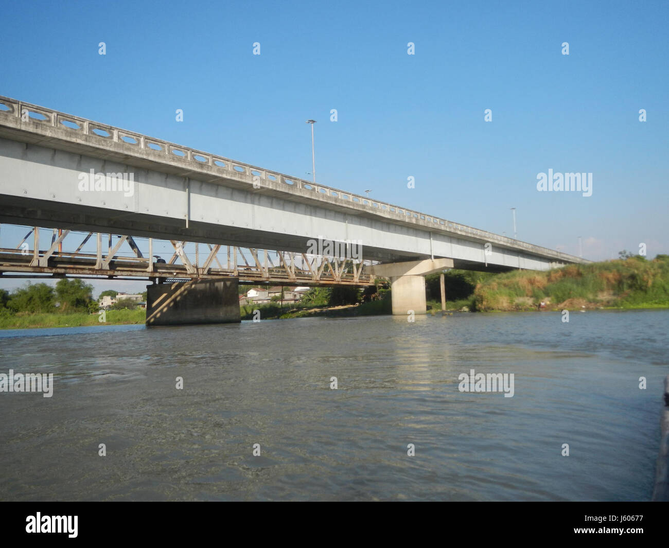 Questo si riferisce ai ponti vecchio e nuovo Sulipan di Apalit, Bulacan, situati vicino al fiume Pampanga. I ponti sono strutture di trasporto chiave nella regione e svolgono un ruolo importante nelle infrastrutture locali. Foto Stock