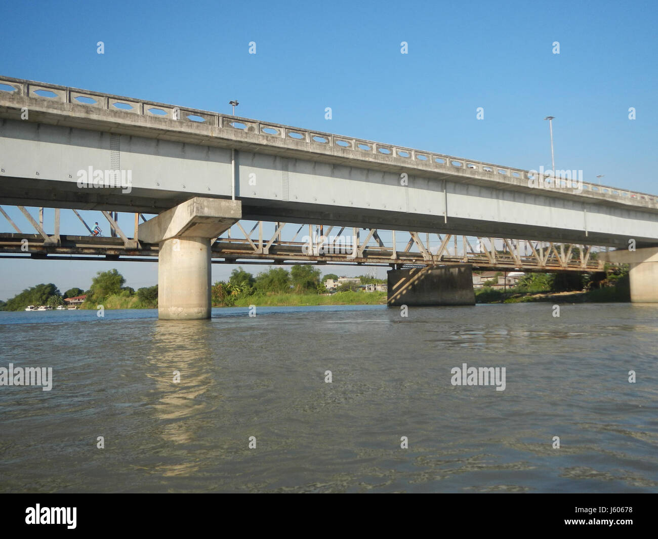 L'immagine mostra i ponti Old New Sulipan e Apalit situati nei distretti del fiume Pampanga, Calumpit, Bulacan. Questi ponti sono importanti punti di riferimento della regione, che fungono da punti chiave per i trasporti locali. Foto Stock