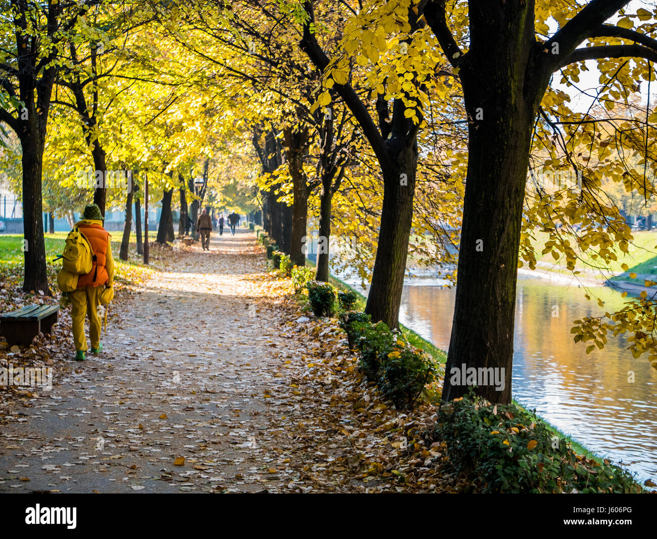 Sarajevo, Bosnia Erzegovina - 8 Novembre 2015 - le persone camminare al fianco di un fiume su una bella e soleggiata giornata d'autunno. Foto Stock