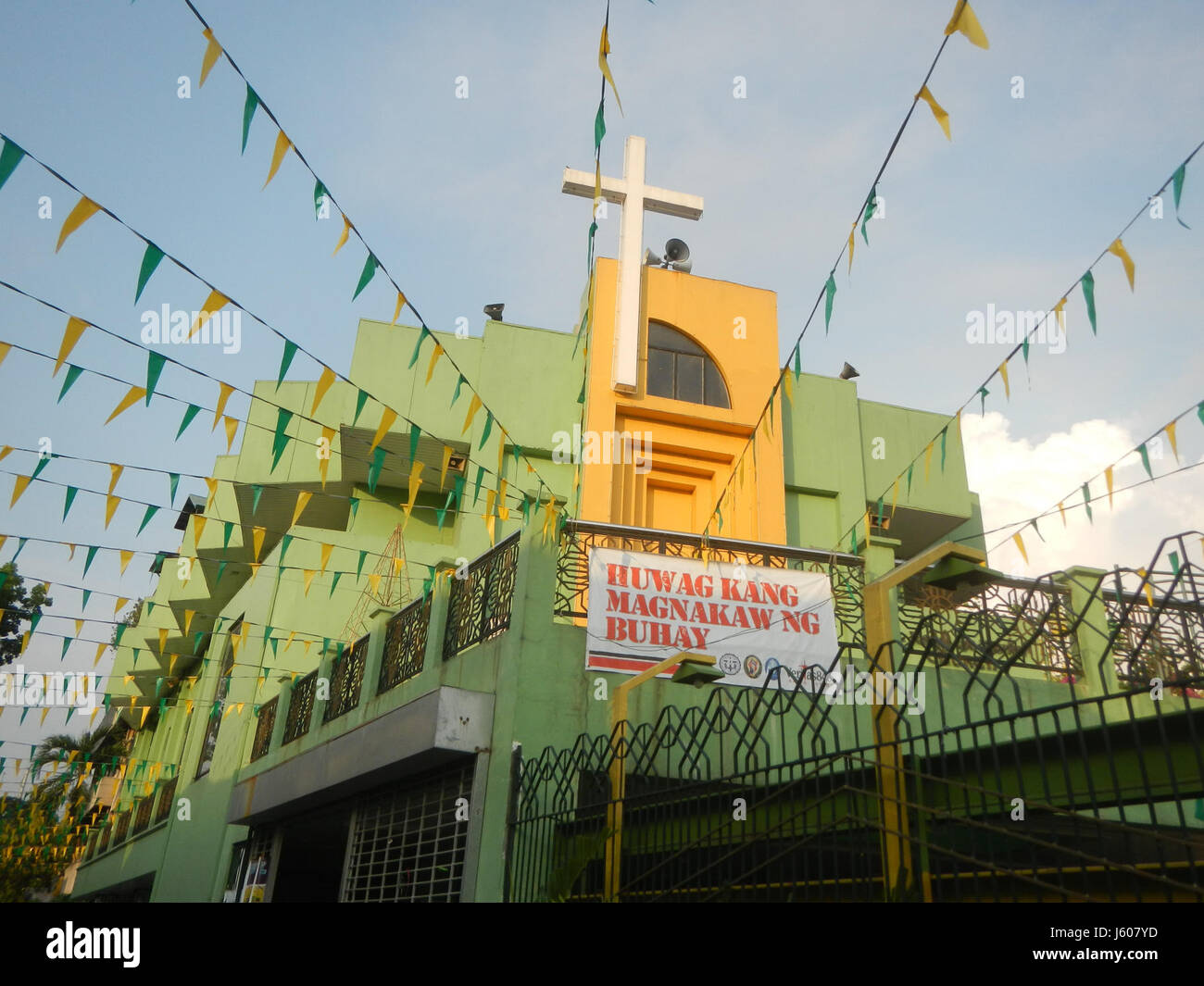 La chiesa parrocchiale di San Giuseppe operaio, situata a Palanan, nella città di Makati, è un importante sito religioso e culturale. Rappresenta la fede cattolica nel paesaggio urbano di Makati. Foto Stock