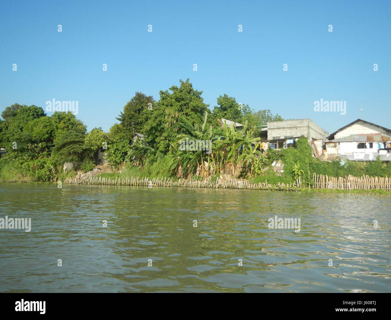 Questa immagine mostra le costruzioni a riprap lungo le rive dei fiumi delle aree di Calumpit e Pulilan a Bulacan, Filippine, sottolineando la protezione ambientale e le misure di controllo delle inondazioni. Foto Stock