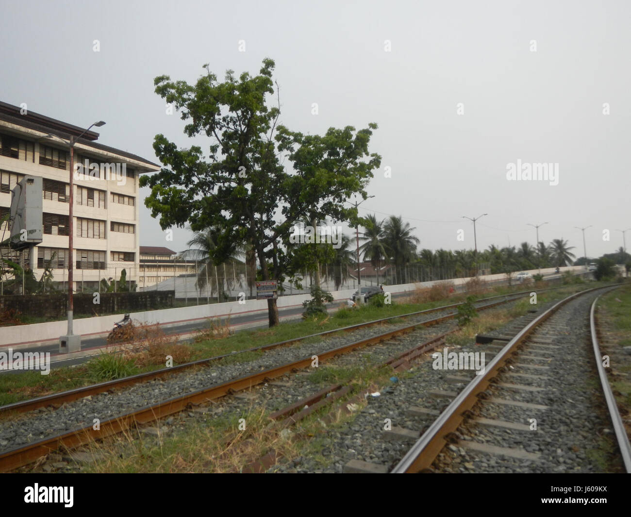 La stazione Santa Mesa PNR si trova a Manila, Filippine, vicino ai binari e al ponte della ferrovia Pandacan. Si tratta di un punto chiave della rete ferroviaria locale, che facilita i viaggi attraverso la regione. Foto Stock