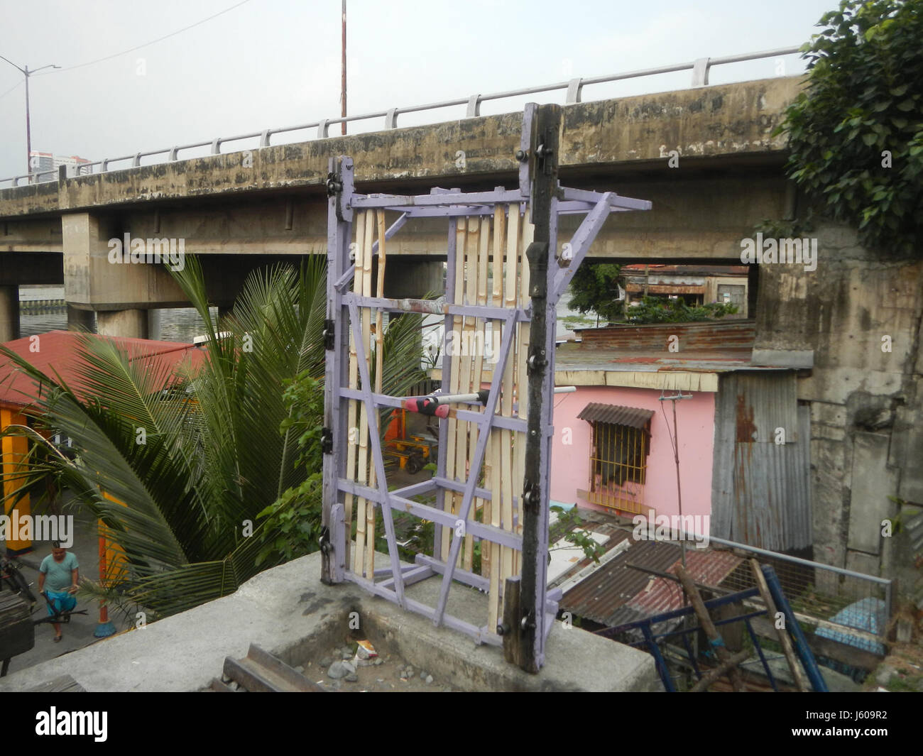 La stazione PNR di Santa Mesa a Manila è un importante snodo di transito sulla linea delle Ferrovie nazionali delle Filippine (PNR). La stazione serve i pendolari che viaggiano lungo i binari della ferrovia Pandacan, che attraversano un ponte significativo nella zona. La stazione è parte integrante dei trasporti locali. Foto Stock