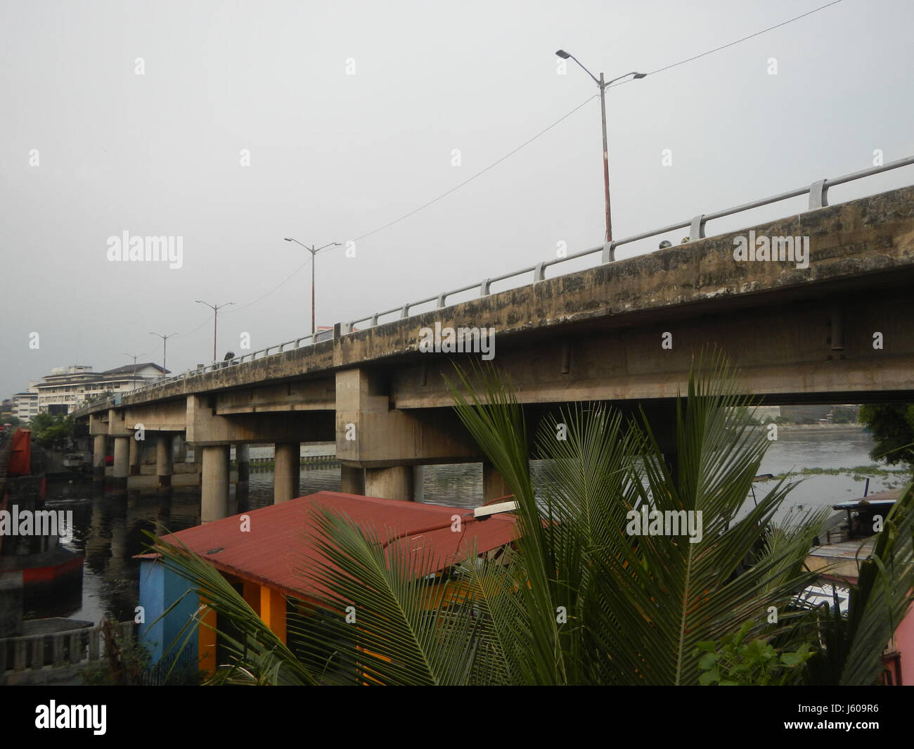 La stazione PNR di Santa Mesa, situata a Pandacan, Manila, è una fermata fondamentale della rete delle Ferrovie nazionali delle Filippine. È un punto centrale per i pendolari che viaggiano attraverso il sistema ferroviario della Metro Manila. Foto Stock