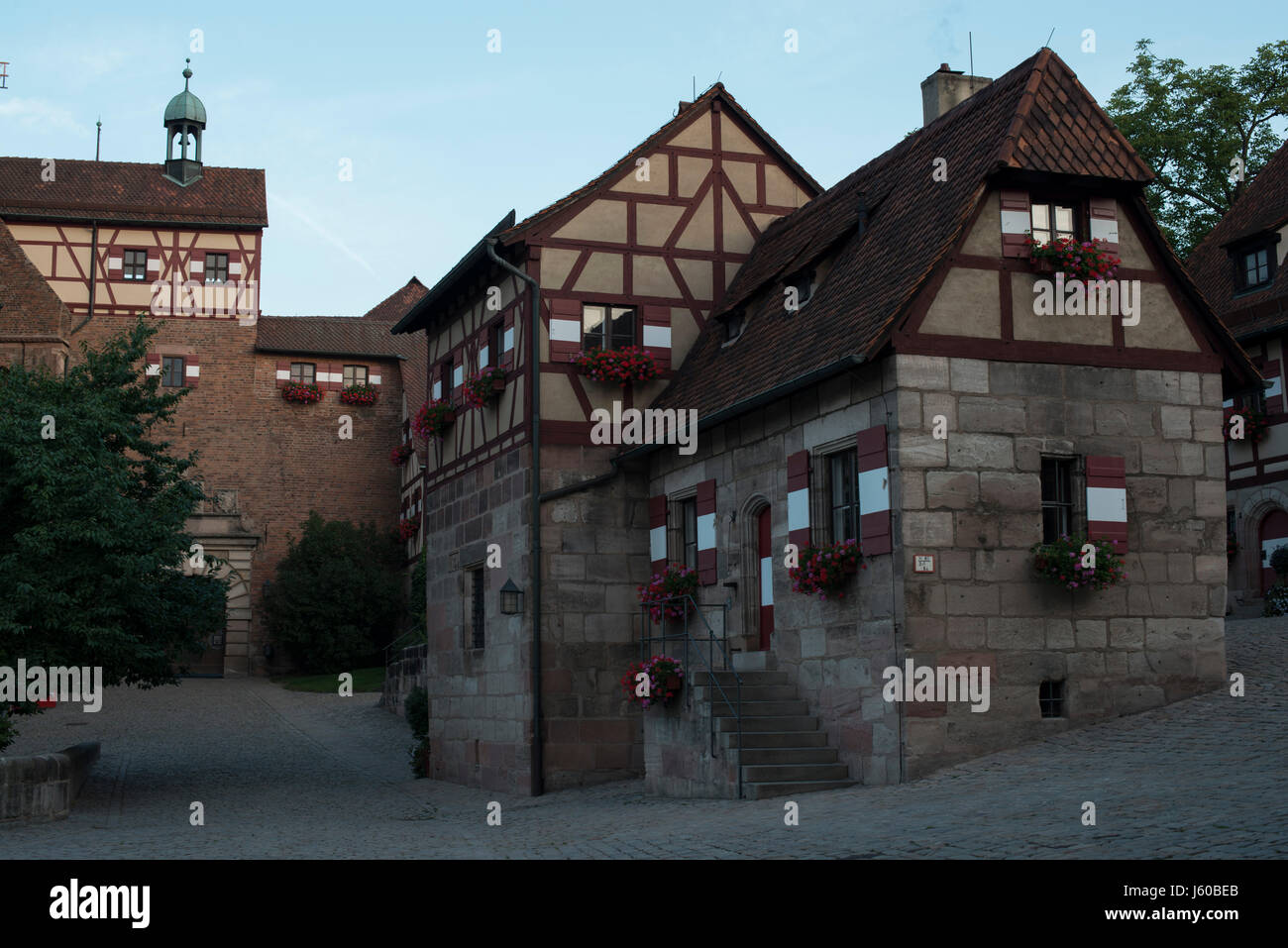 Cortile del famoso Castello di Norimberga (Nürnberger Burg) con Tiefer Brunnen (pozzo profondo) al mattino presto. Norimberga, Baviera, Germania Foto Stock