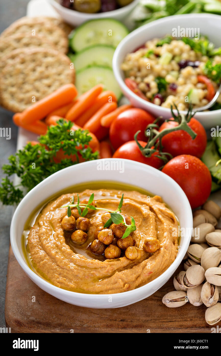 Hummus e piatto di verdure con insalata di grano Foto Stock