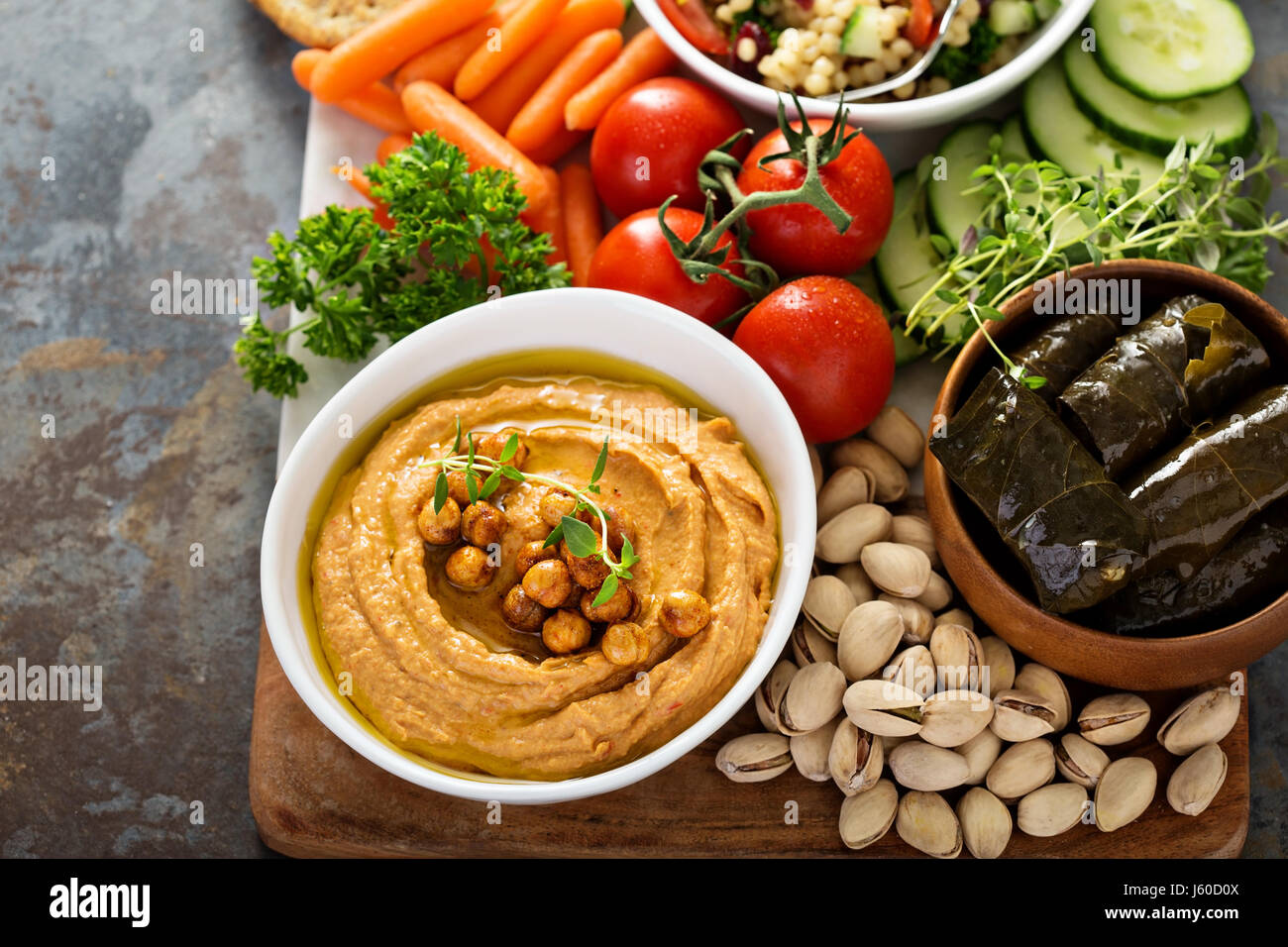 Hummus e piatto di verdure con insalata di grano Foto Stock