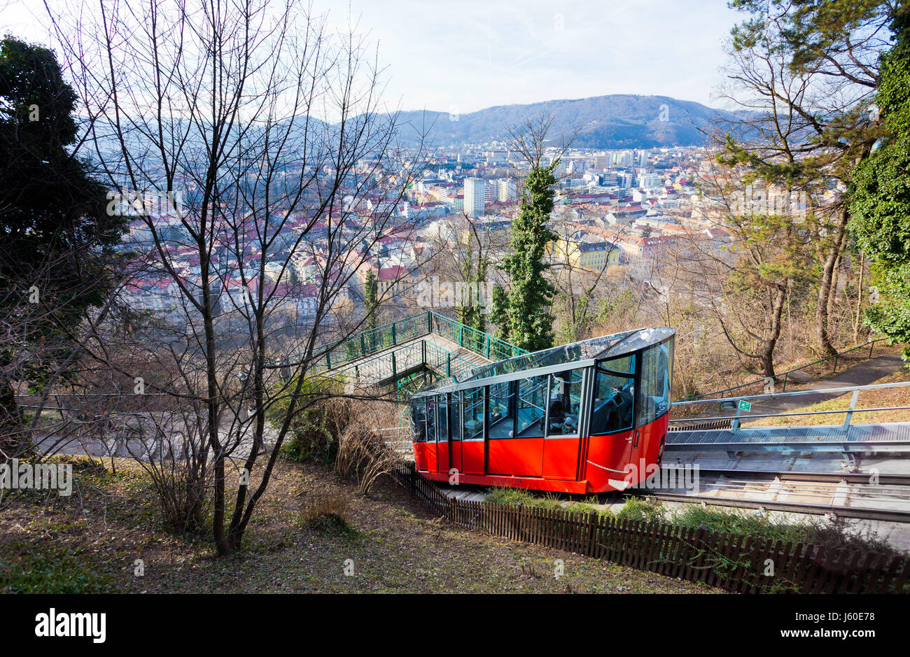 Graz, Austria - 16 Gennaio 2011: moderna funicolare per arrampicata Schlossberg e Graz city vista panoramica, Austria Foto Stock