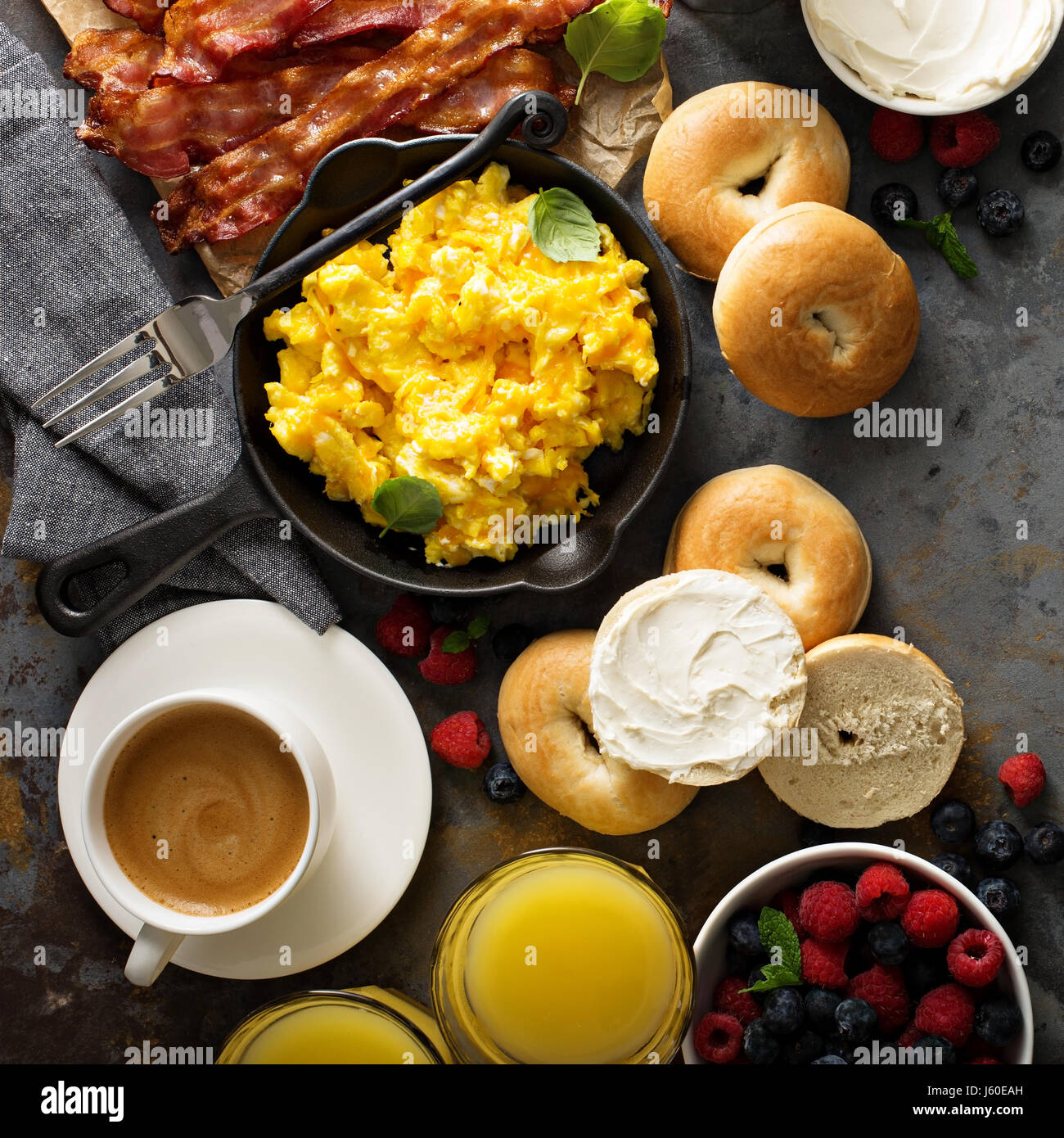 Abbondante colazione con pancetta e uova strapazzate Foto Stock