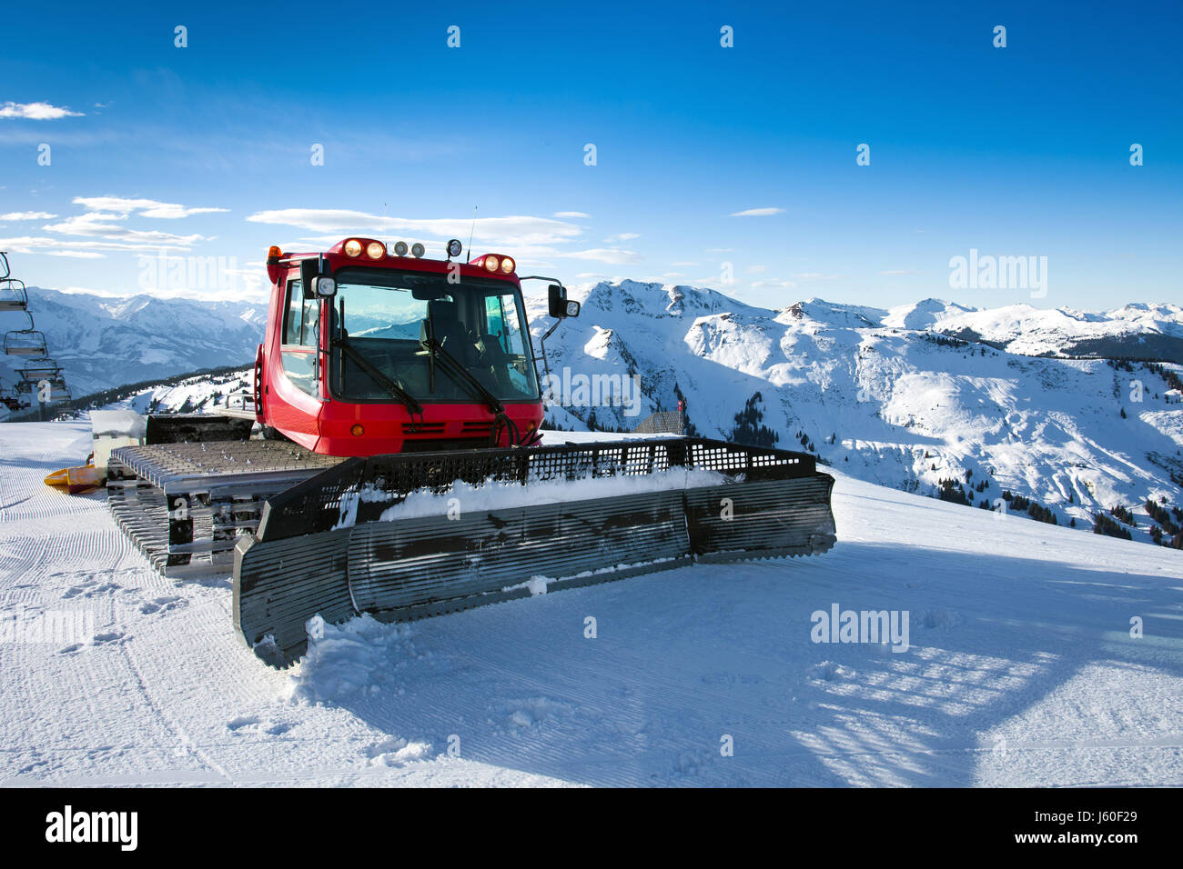Snow-toelettatura macchina su snow hill pronto per pendenza sci preparati nelle Alpi austriache. Foto Stock