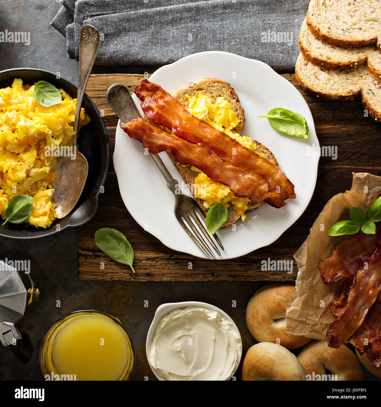 Abbondante colazione con pancetta e uova strapazzate Foto Stock