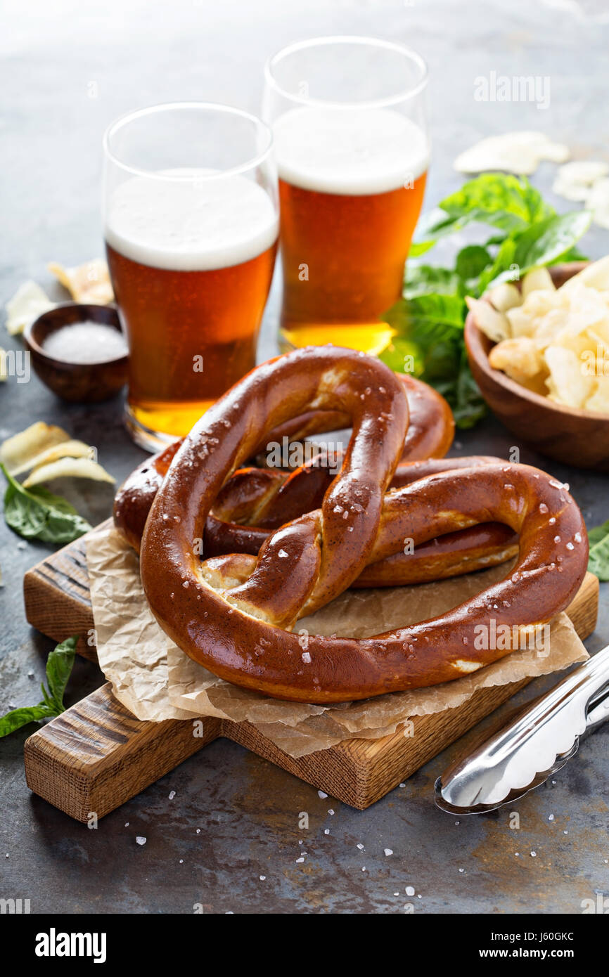 Pane appena sfornato pretzel con birra Foto Stock
