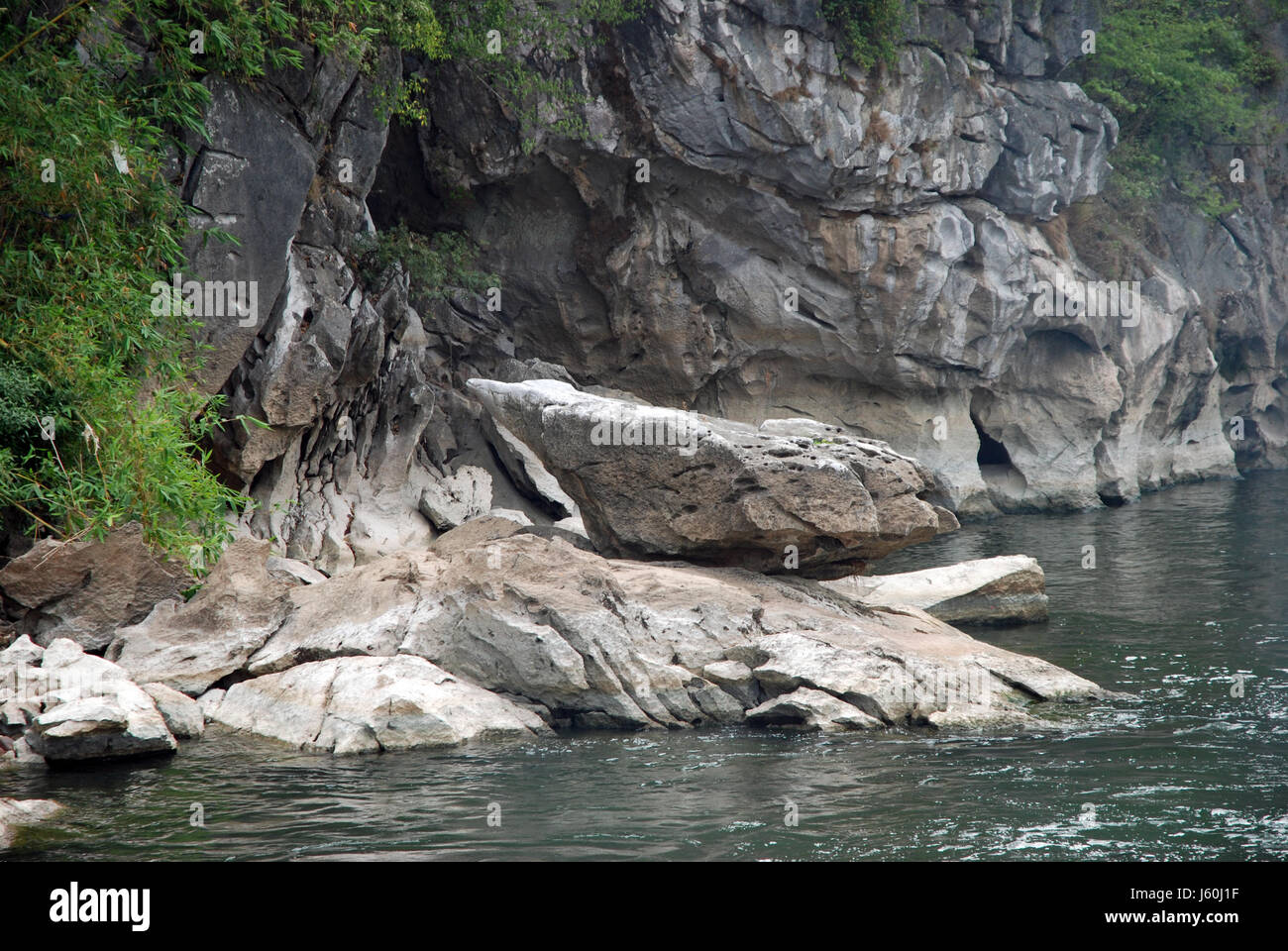 Rock acqua di fiume grande grande enorme extreme potente imponente immenso pertinenti Foto Stock