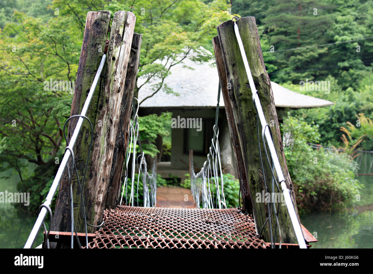 Asia sospensione ponte bridge cottage montagna lago corea rifugio foresta asia Foto Stock