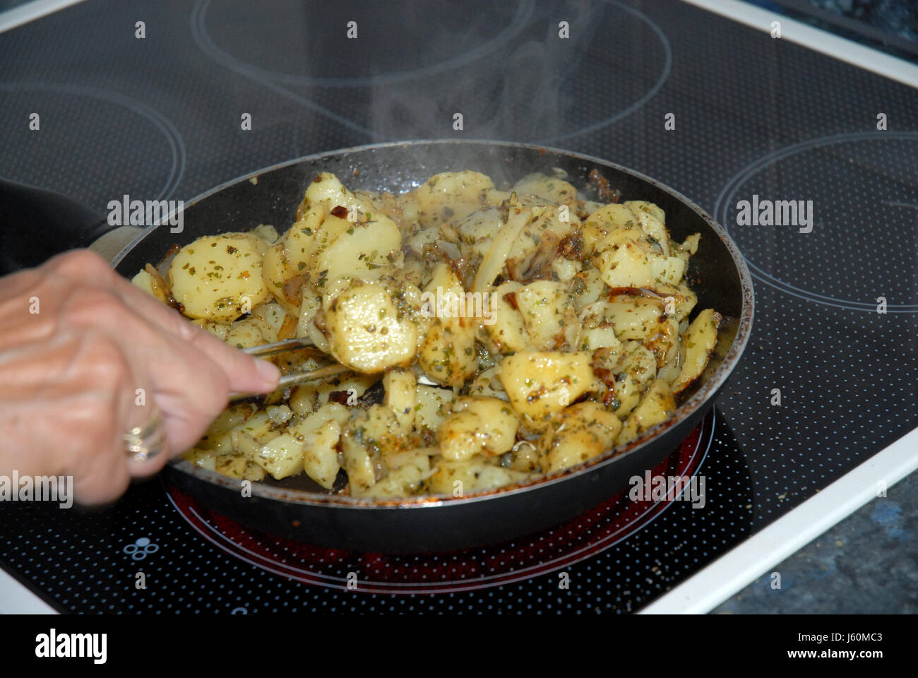 Cibo aliment mano cucina cucina organ patate arrosto arrosto frypan RFI Foto Stock