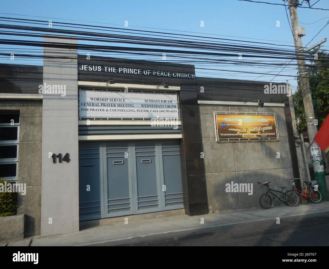 La chiesa di Gesù Principe della Pace, situata nella città di Malolos, Bulacan, Filippine, si erge come sito religioso. L'immagine cattura la sua architettura, simboleggiando la pace e la spiritualità nella regione. Foto Stock
