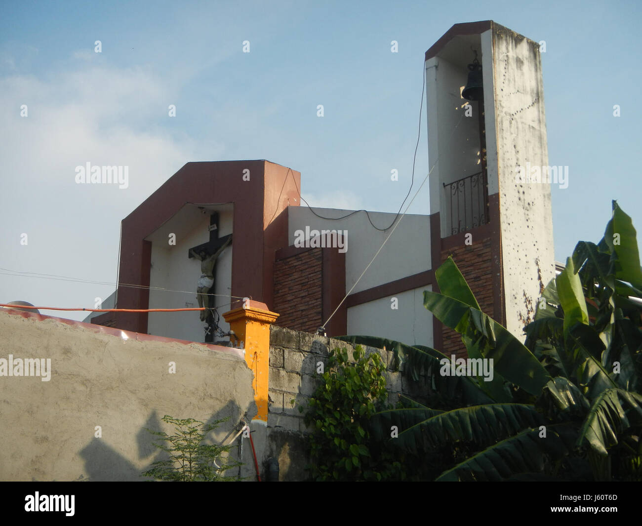 La Chiesa di Gesù Principe della Pace, situata a Bisita Santo Cristo, Malolos City, Bulacan, funge da centro di culto e devozione per la comunità locale. È riconosciuto per il suo significato religioso e il suo ruolo nella vita spirituale della regione. Foto Stock