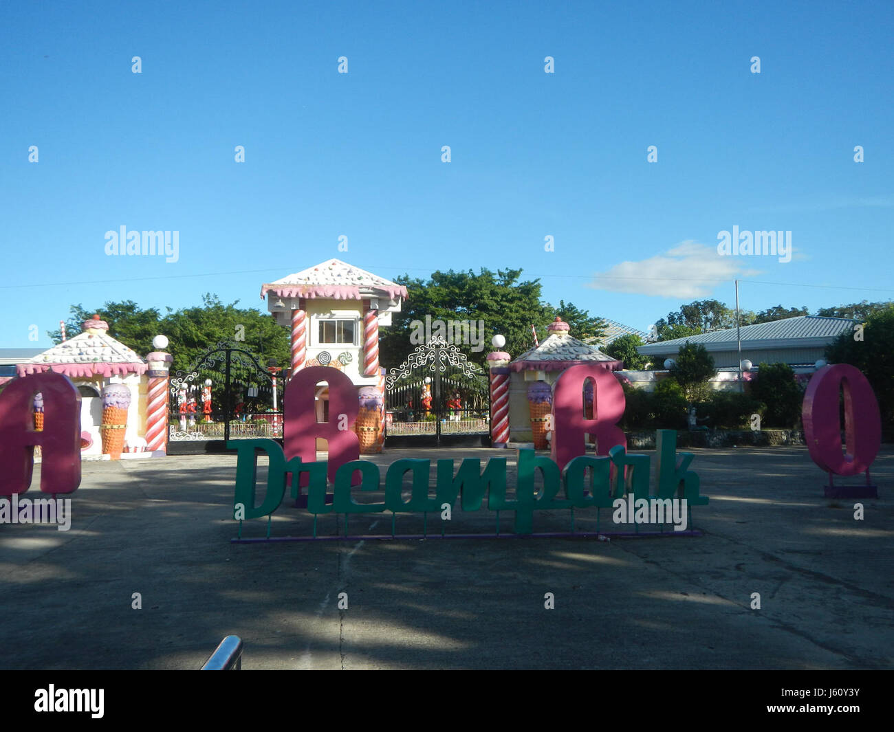 Questo titolo si riferisce probabilmente a un insieme di strade e infrastrutture pubbliche a San Isidro, Nueva Ecija, Filippine. Queste strade collegano varie località e scuole della regione, contribuendo allo sviluppo locale e all'accesso. Foto Stock