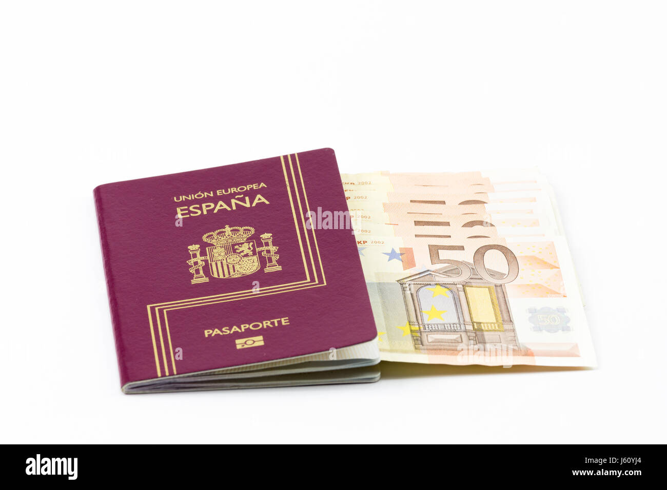 Passaporto spagnolo con l'Unione europea valuta le banconote su sfondo bianco Foto Stock