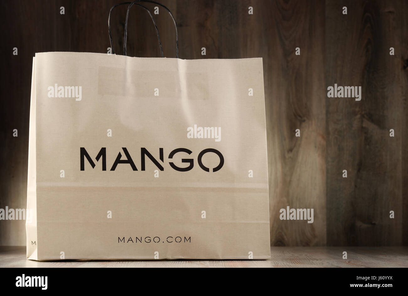 POZNAN, Polonia - Novembre 3, 2016: Mango è un abbigliamento la  progettazione e la fabbricazione di azienda, fondata a Barcellona Spagna  dai fratelli Isak Andic e Nahman Andi Foto stock - Alamy