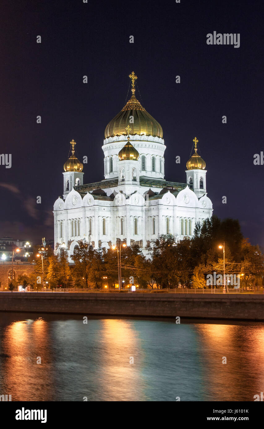 Il la Cattedrale di Cristo Salvatore di notte vista dal fiume. Russia, Mosca Foto Stock