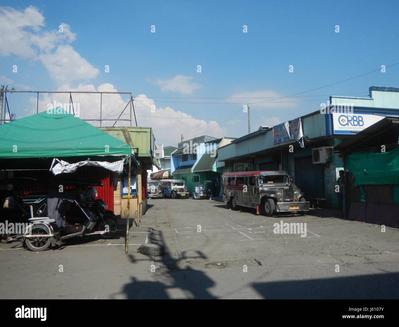 Questa immagine mostra le strade e il centro del mercato a Bulakan, Bulacan, Filippine. Il mercato è un importante centro commerciale, con monumenti circostanti che riflettono la cultura e lo sviluppo locali. Foto Stock