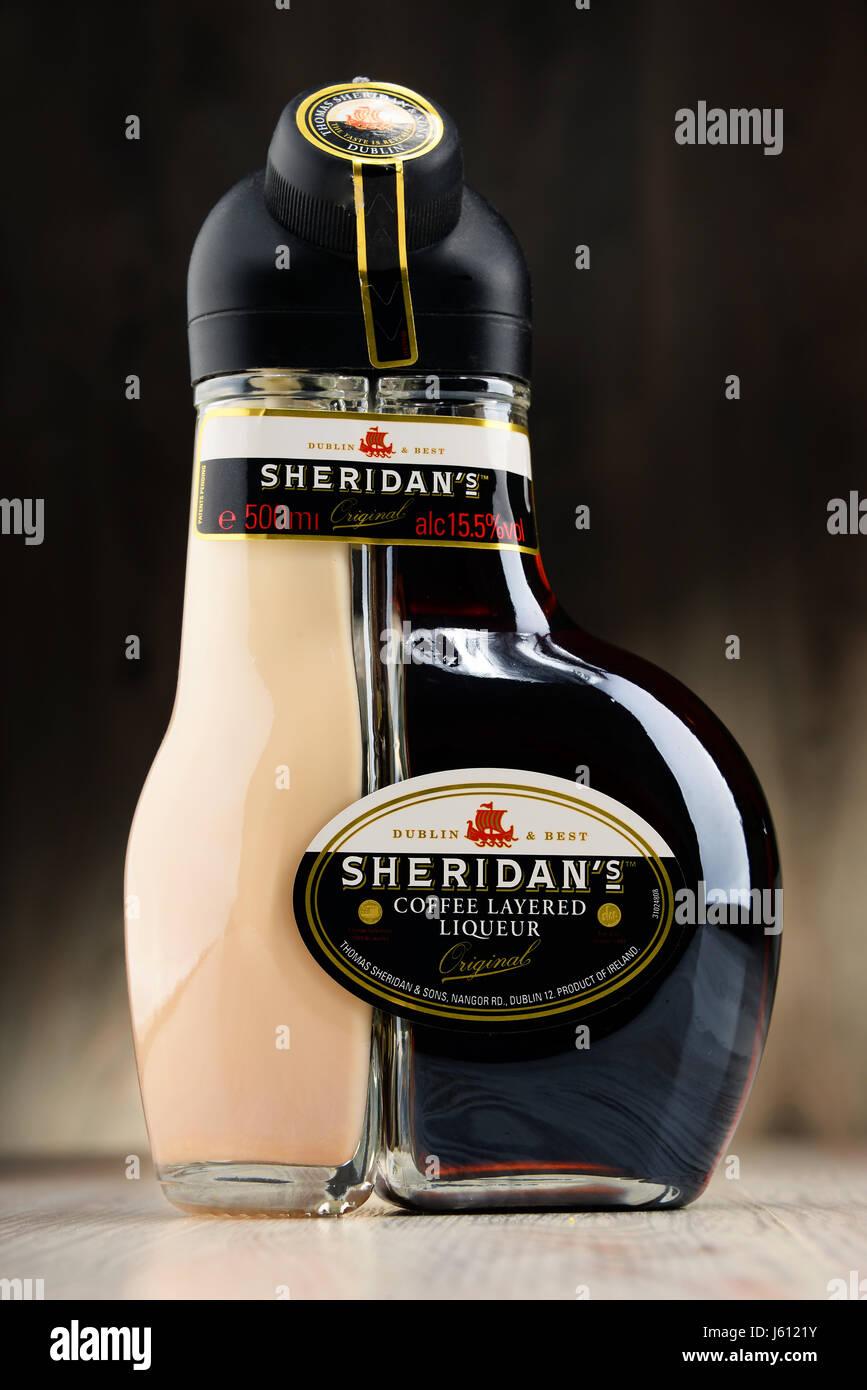 POZNAN, Polonia - 2 dic. 2016: Sheridan's è una marca di liquore prodotto  da Thomas Sheridan & Sons. Consiste in caffè e sapori di whiskey e bianco  Foto stock - Alamy