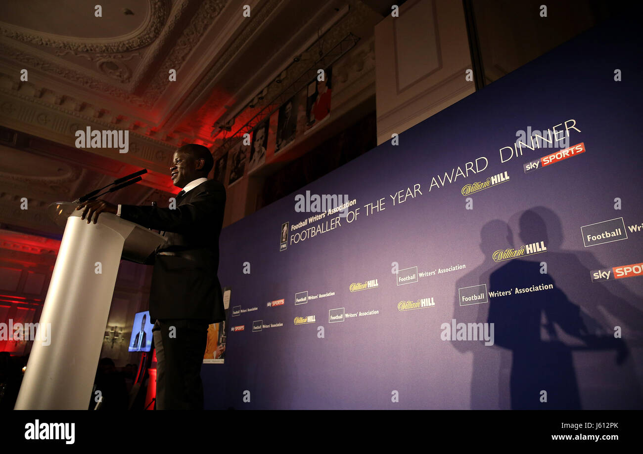 Chelsea N'Golo Kante durante il suo discorso dopo la vittoria al calciatore del premio di anno durante il FWA Calciatore dell'anno la cena al Landmark Hotel di Londra. Stampa foto di associazione. Picture Data: giovedì 18 maggio, 2017. Foto di credito dovrebbe leggere: Steven Paston/filo PA. Foto Stock