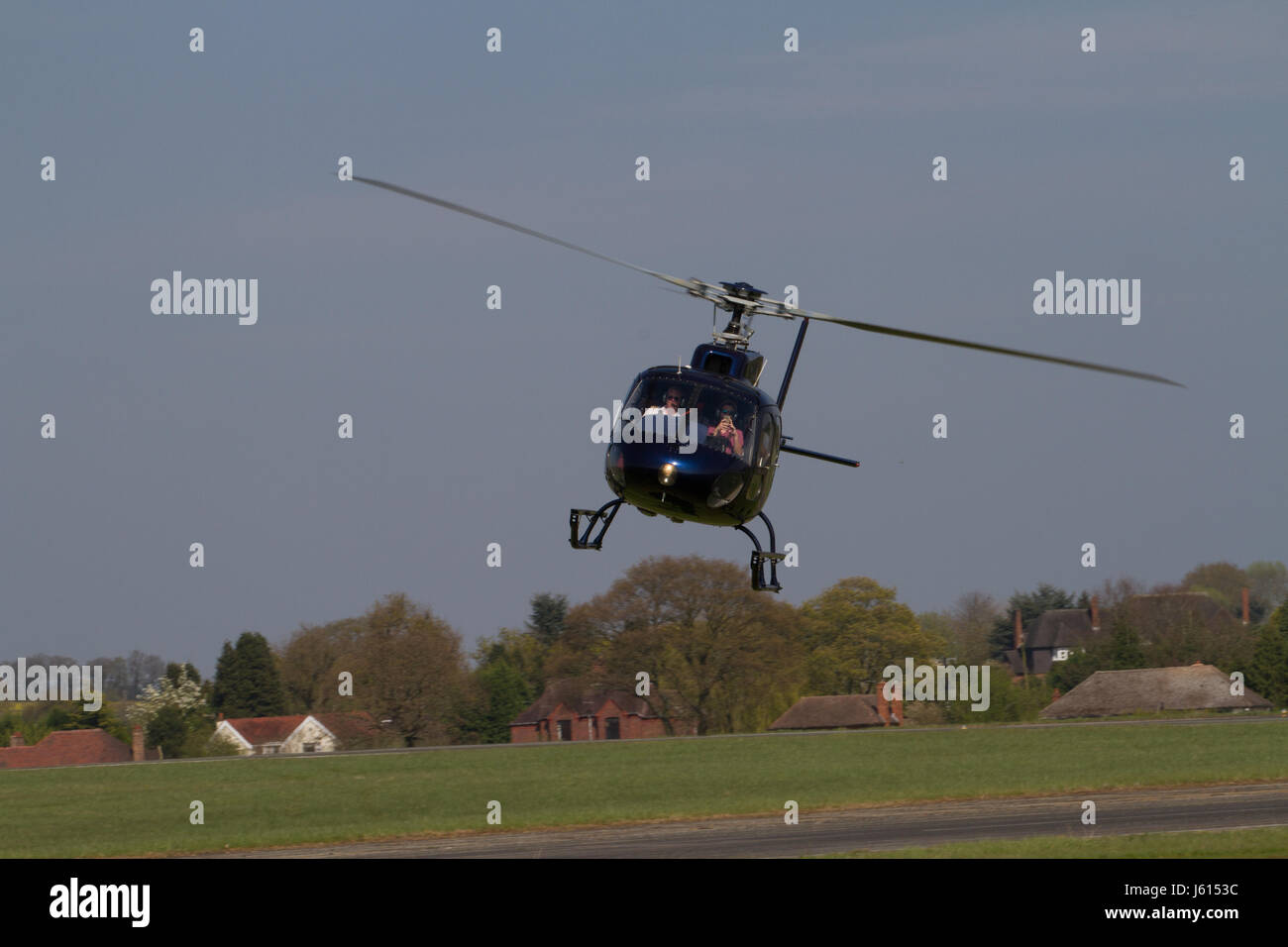 Elicottero sopra Wolverhampton Halfpenny Green Airport. Regno Unito Foto Stock